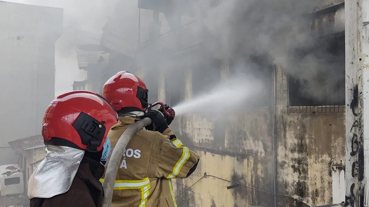 Residência abandonada é destruída por incêndio na Zona Sul de Macapá