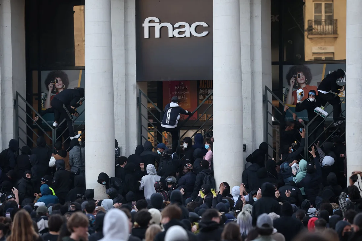Los impactantes videos de los saqueos y disturbios que sacudieron a Francia