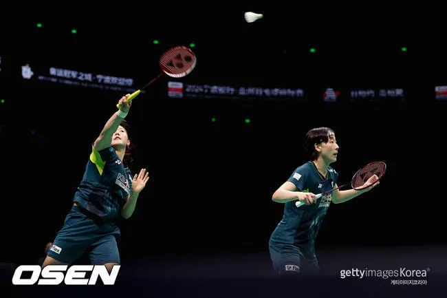 '21-11, 21-11' 이소희-백하나, '세계 13위' 인니 조 2-0 완파...세계선수권 4강 진출 '성공'