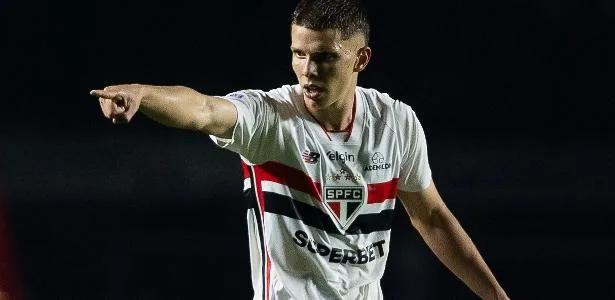 Cria do São Paulo marca pela primeira vez e imita comemoração de Raphinha