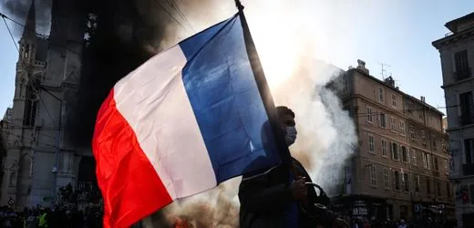 Massenproteste und Demonstrationen in Frankreich: Polizei setzt Tränengas ein