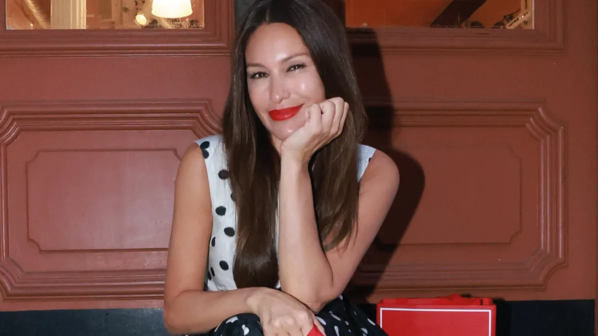 Pampita deslumbró con un maxivestido a lunares y posó junto a Carolina Adriana Herrera en la alfombra roja de Nueva York