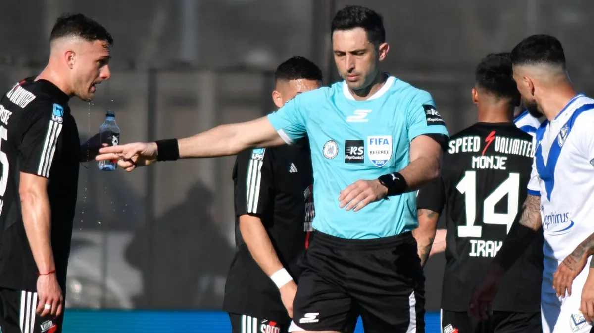 La AFA suspendió a dos árbitros por la polémica decisión de anular un gol de Vélez ante Riestra