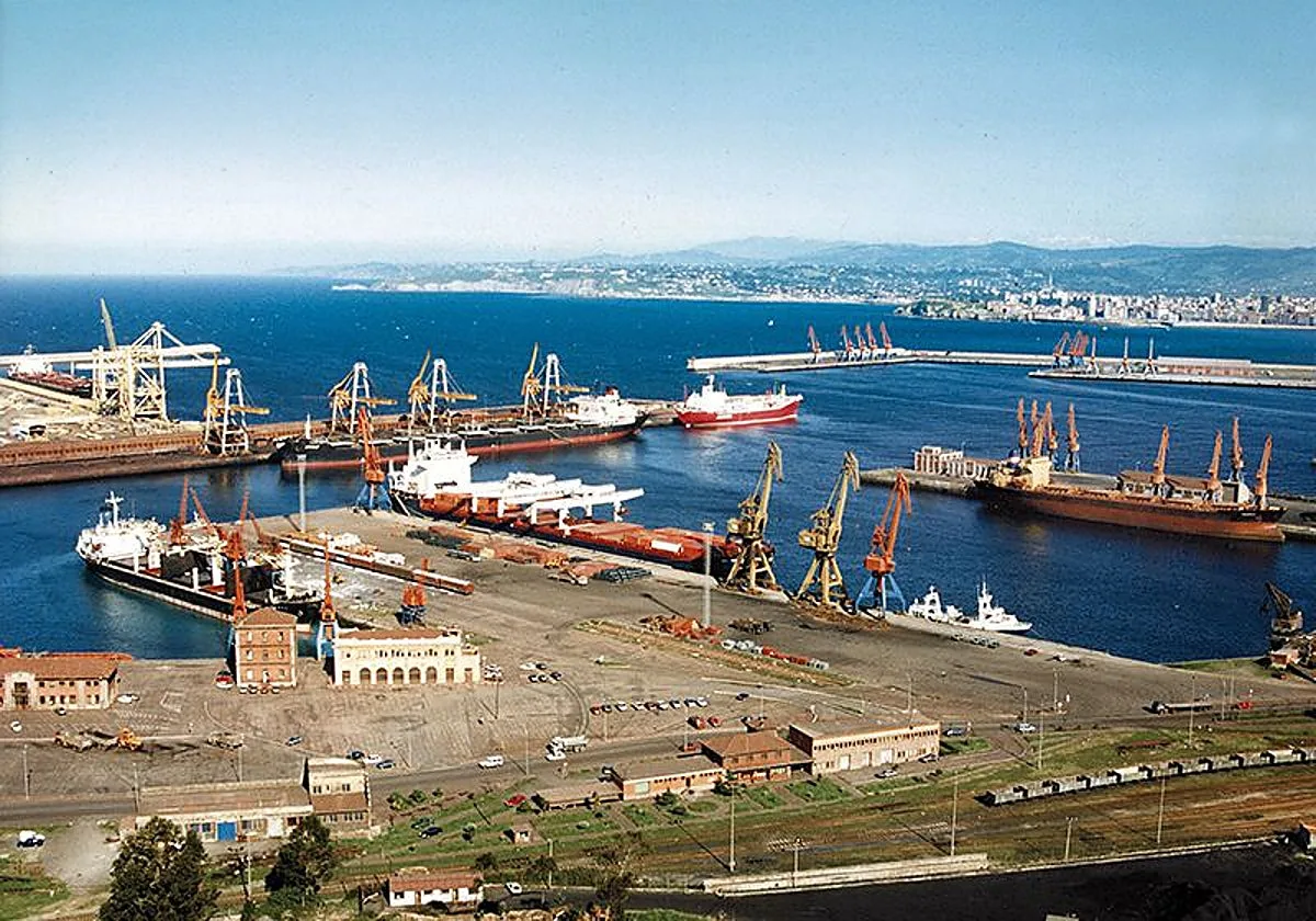 El puerto de Gijón, clave para «mejorar la competitividad» de las empresas leonesas