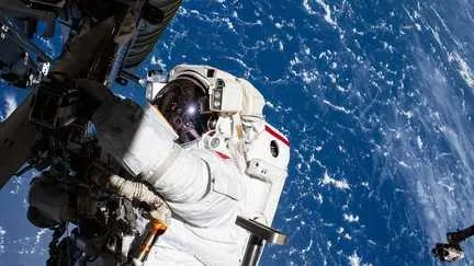 "On a failli être satellisés pour l'éternité" : imprévus dangereux, émerveillement céleste et épreuve physique... Des astronautes racontent les coulisses des sorties spatiales