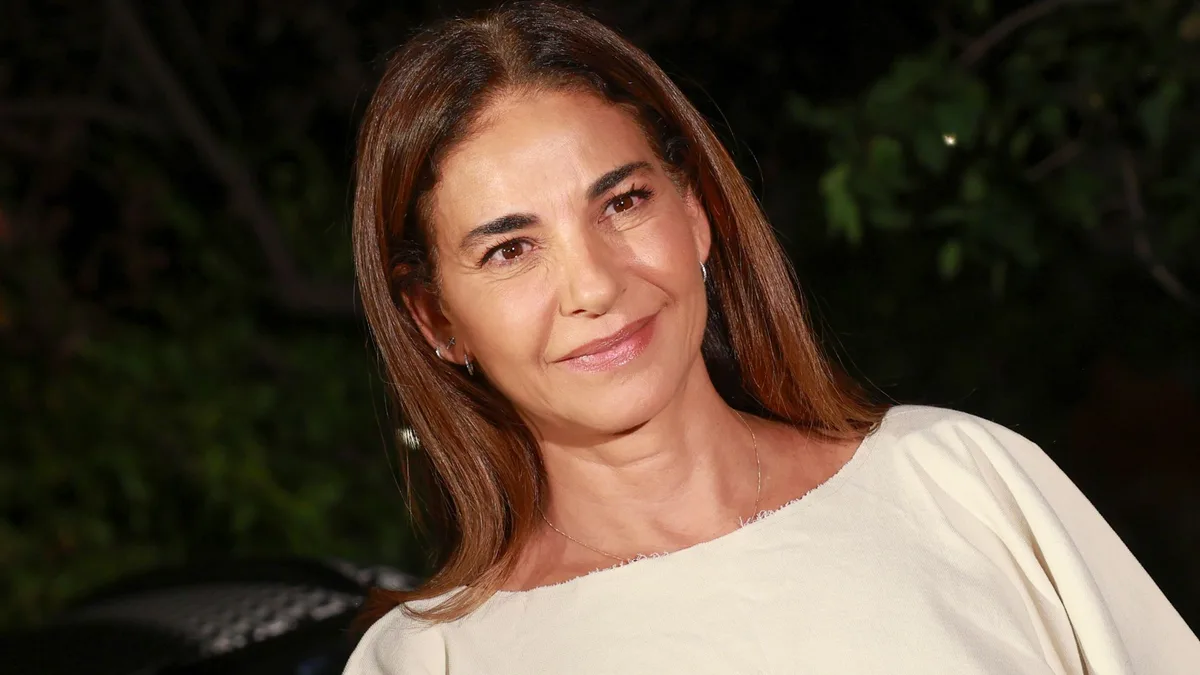 Mariló Montero reinventa el traje de noche con un look blanco de efecto 'cintura de avispa' y bolso amarillo mantequilla