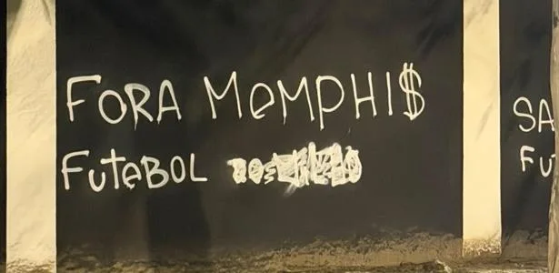 Muro do Pq. São Jorge é pichado após queda do Corinthians: 'Fora, Memphis'