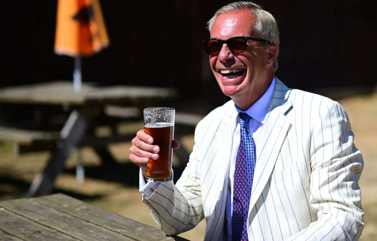 Angleterre : Nigel Farage réélu député face au candidat satirique Tête-de-Poubelle
