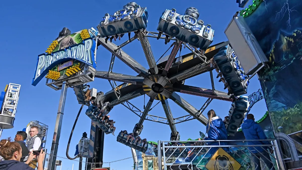 Erster Wiesn-Schock - Kopfüber in Karussell gefangen