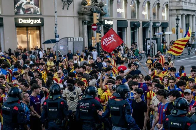 La CUP acusa a los Mossos de poner una alfombra roja a la extrema derecha durante la Diada