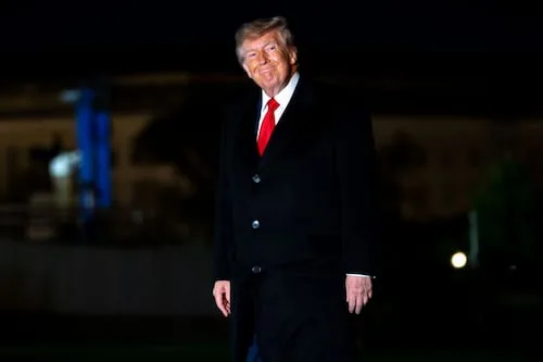 "Podría decir las cosas más estúpidas y aún así me aplaudirían"; Trump presume que sus simpatizantes lo han elegido 3 veces
