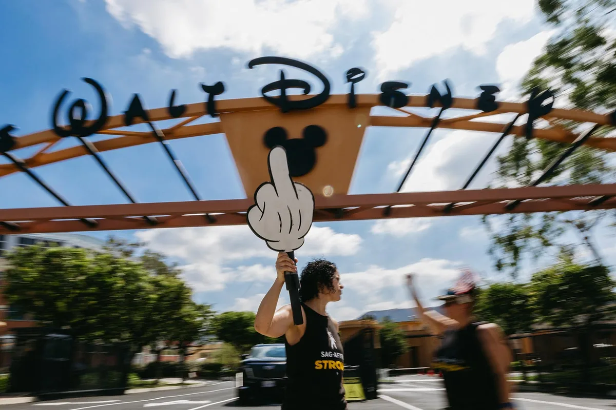Mickey Mouse, Welcome to the Resistance