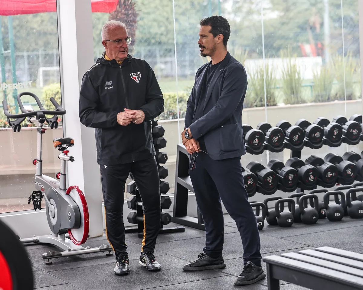 Ídolo do São Paulo, ex-jogador Hernanes acompanha treinos comandados por Dorival Júnior