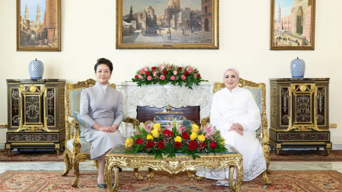 Peng chats over tea, visits exhibition with wife of Egyptian president