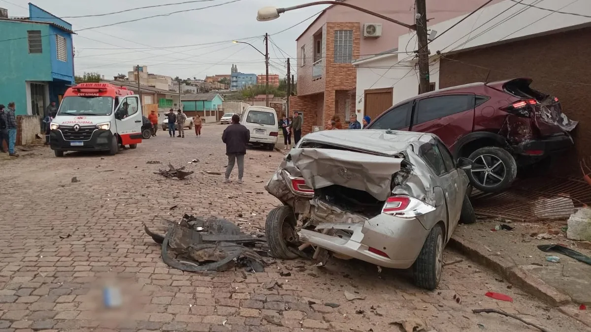 VÍDEO: Homem fica ferido após carro atingir dois veículos, capotar e derrubar poste no RS