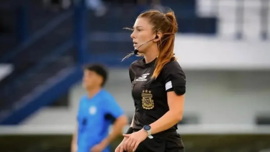Quién es Ariadna Palacios, la primera mujer en dirigir un partido de la Primera B Metropolitana