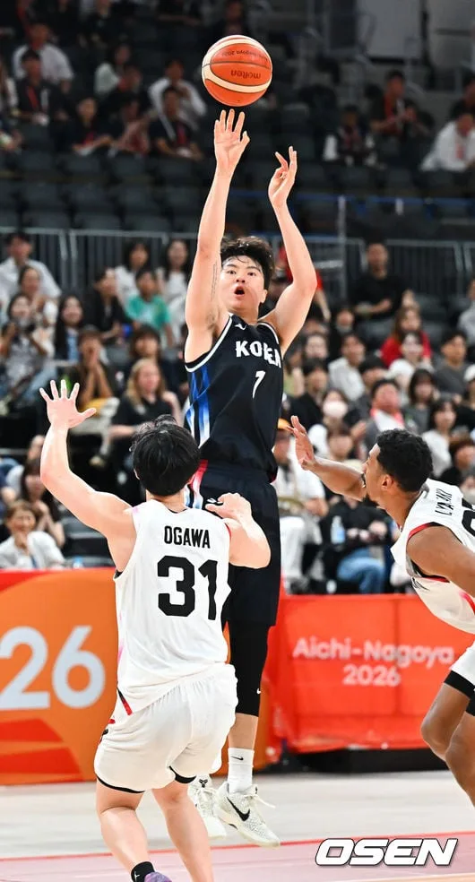 한국 농구 금메달 획득! 결승 한일전 승리→12년 만에 아시아 정상...이현중, 27점 18리바운드 일본을 찢었다