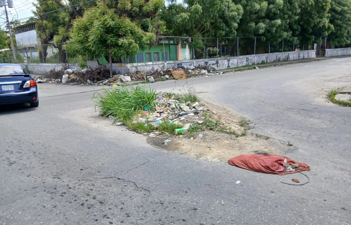 Comunidad de Barquisimeto denuncia colapso de cloacas y acumulación de desechos frente a escuela técnica
