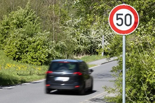 Trend perigosa de direção na contramão mata sete e Londres manda TikTok remover vídeos