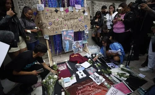 Fans de Camilo Séptimo se reúnen en el Ángel de la Independencia; despiden al tecladista Jonathan Meléndez
