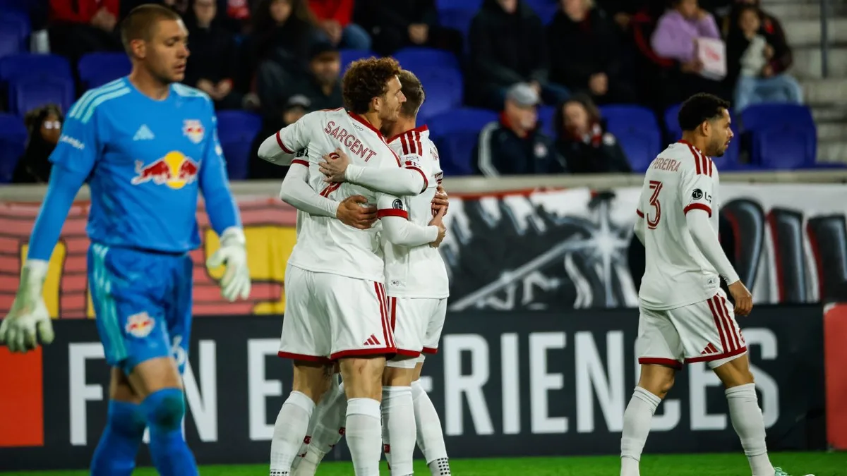 Che own goal gives Toronto FC early lead vs. Red Bulls