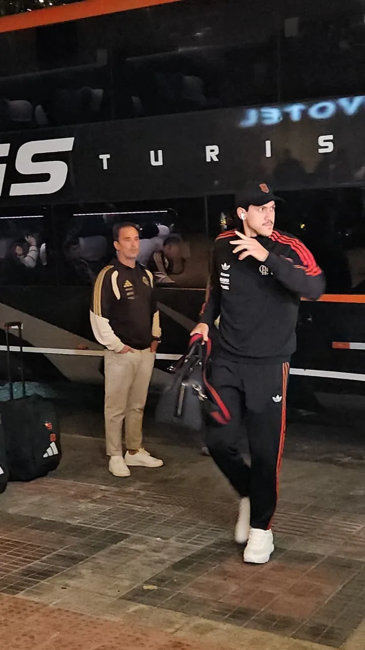 Flamengo chega a Belo Horizonte e é recebido por torcedores no hotel antes de jogo com Cruzeiro; fotos