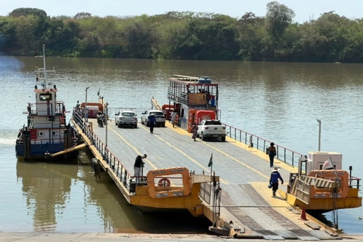 Operação fiscaliza serviço de travessia por balsa entre Manga e Matias Cardoso