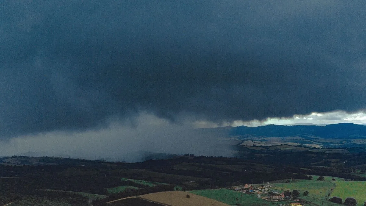 Sete estados entram em alerta para tempestades; Inmet prevê granizo, chuva intensa e ventos de até 100 km/h