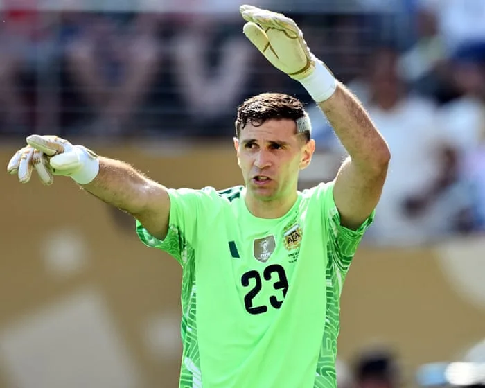 Chelsea in talks with Emiliano Martínez’s camp after being offered goalkeeper