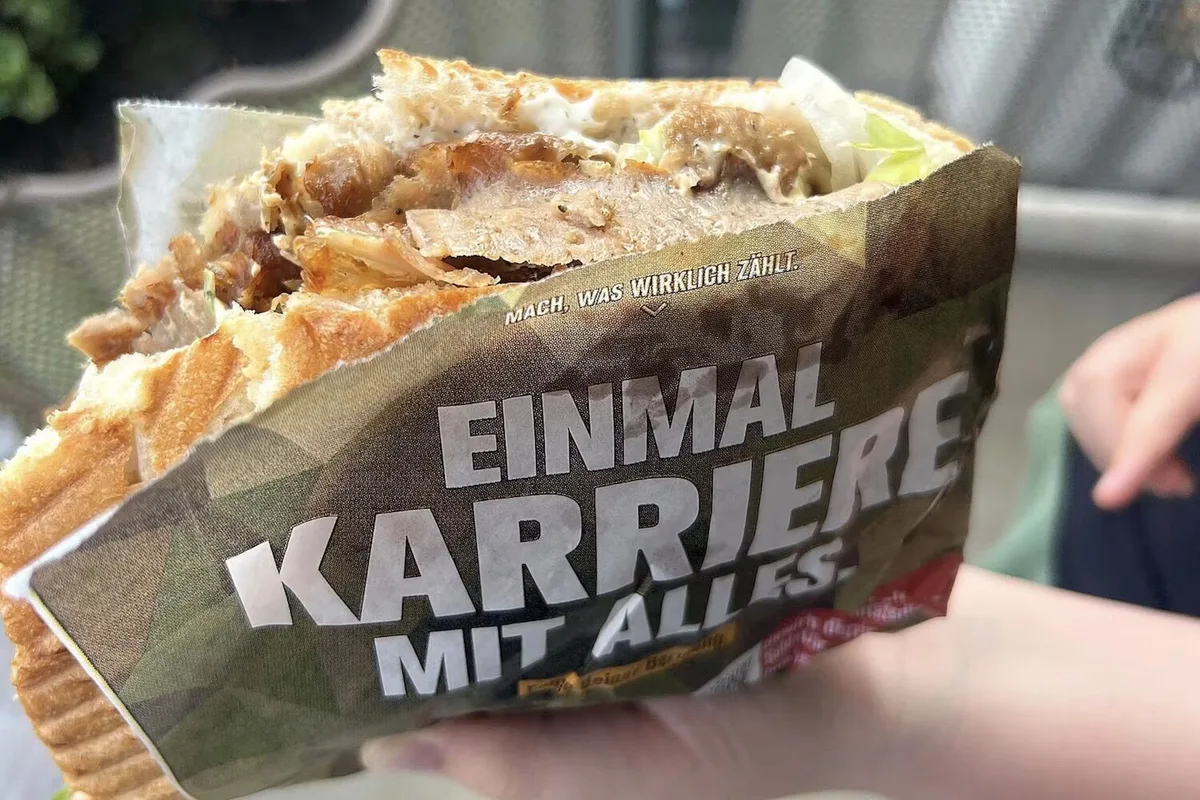 O exército alemão quer recrutas. Está a procurá-los nas embalagens de kebab