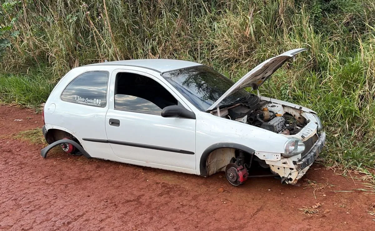Ato de vandalismo: veja como ficou o veículo recuperado na zona rural de Cascavel