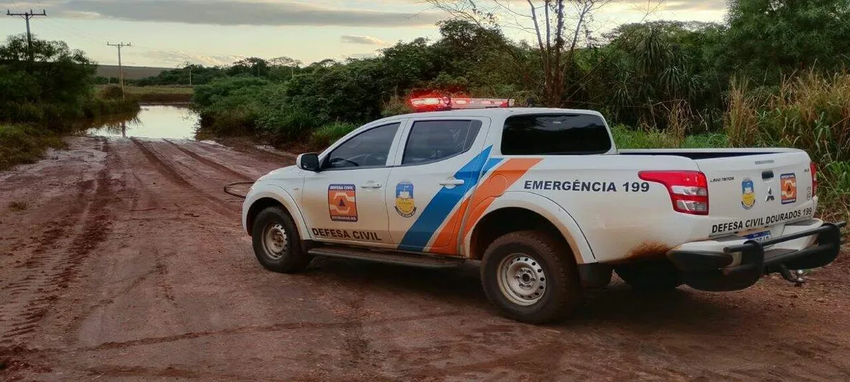 Cheia do Rio Dourados invade casas, obriga retirada de móveis e alaga estrada