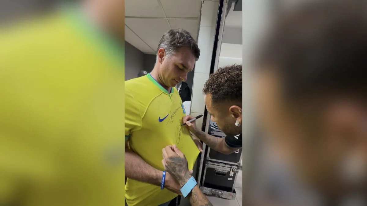 Flávio Bolsonaro tem camisa autografada por Neymar em jogo do Santos