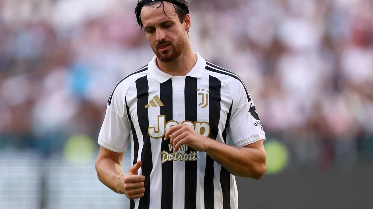 Jogador da Juventus rasteirado por adepto em invasão de campo tem início de época em risco