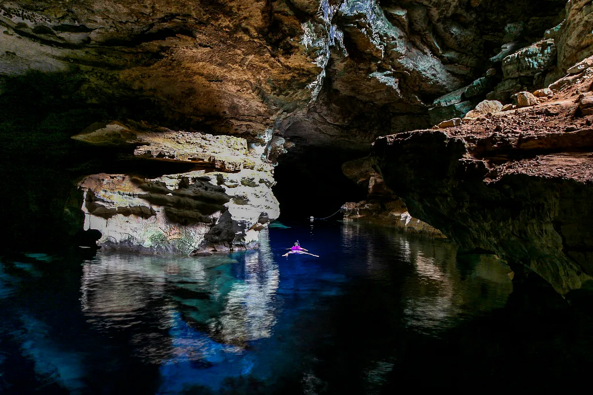 Paraíso escondido no Nordeste reúne cachoeira de 75 metros e piscinas naturais
