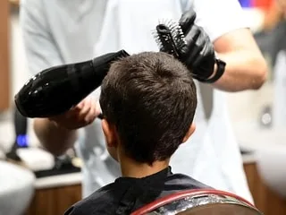 Surchauffe, défauts d’information... des sèche-cheveux vendus sur des plateformes en ligne présentent des risques