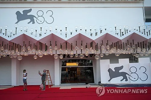 베네치아영화제 오늘 개막…황금사자상 노리는 '가능한 사랑'