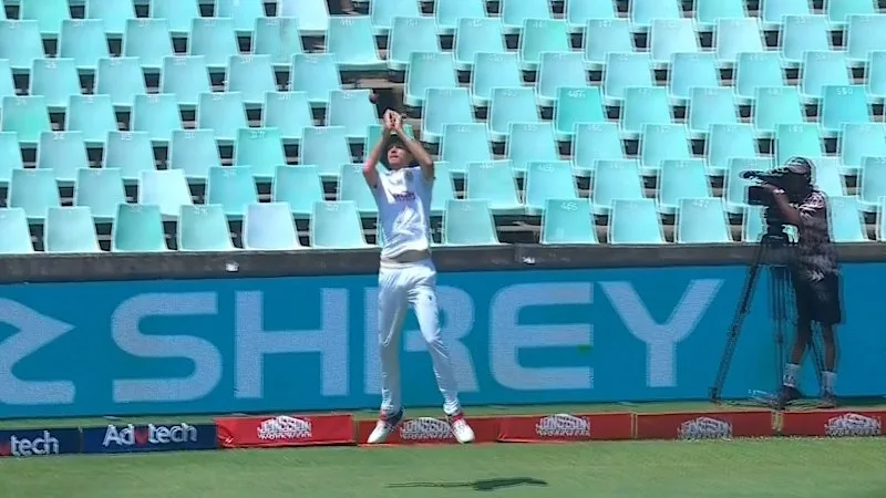 Jansen juggles Smith catch on the boundary