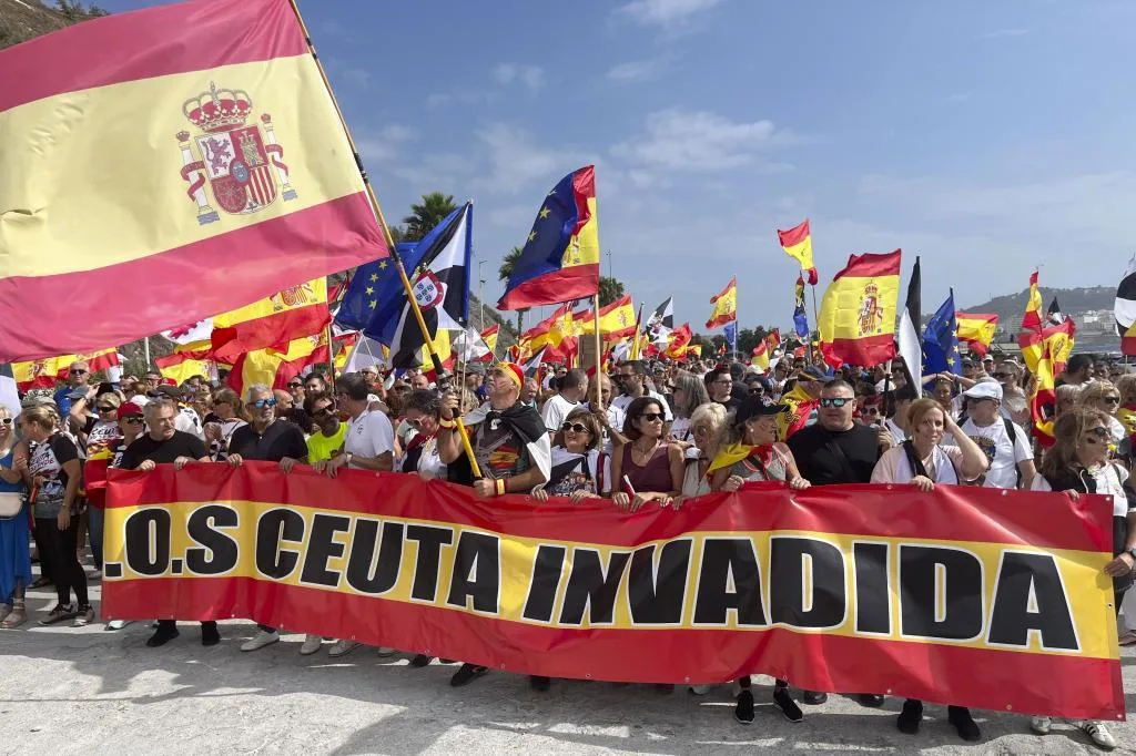 Miles de ceutíes marchan hacia la frontera del Tarajal al grito de "invasores, expulsión" y "nuestros derechos dónde están"