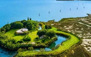 ‘Um oásis em Veneza’: ilha com forte napoleônico é colocada à venda; veja fotos