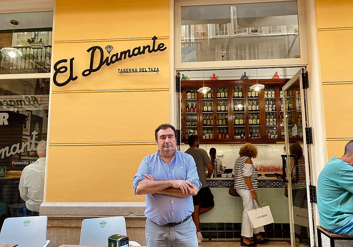 La cafetería El Diamante vuelve a brillar en el centro de Málaga y mantiene su mítica leche de fresa