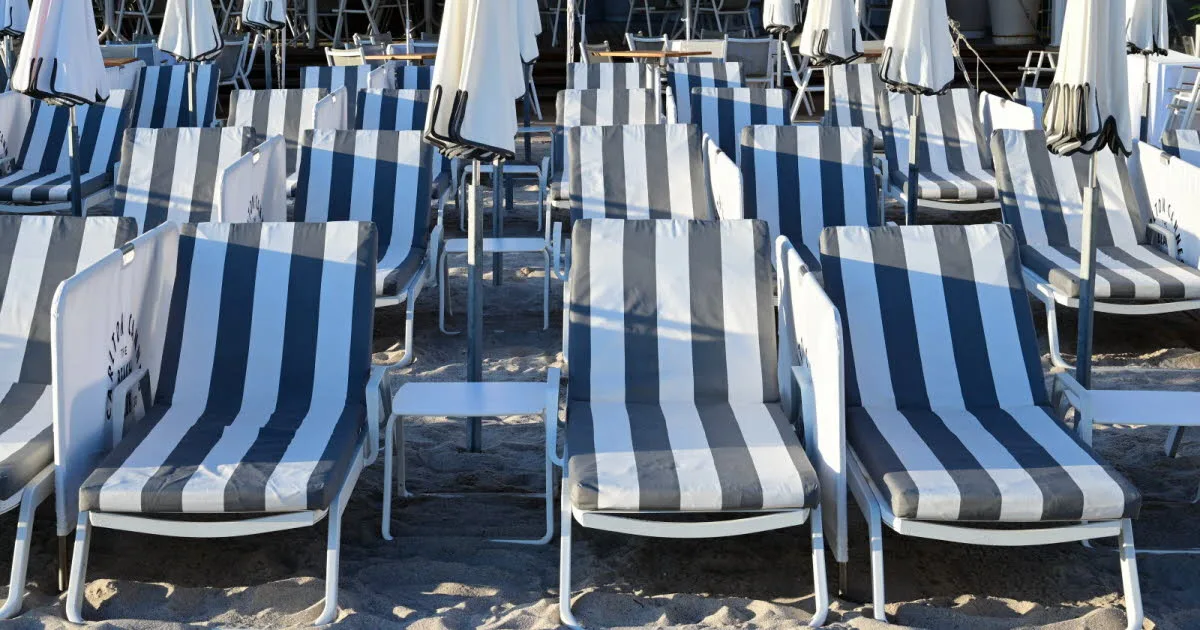 Grèce. Une bagarre pour un transat de plage tourne au drame : un octogénaire décède