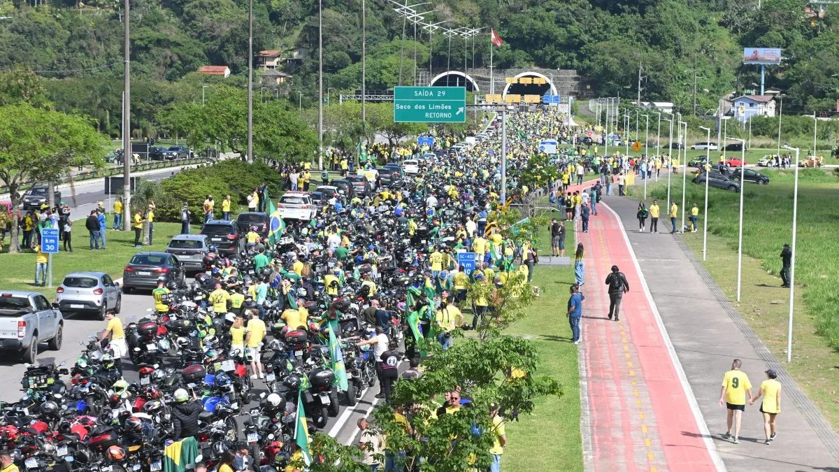 Florianópolis tem ruas tomadas por motos, bandeiras e apoiadores de Flávio Bolsonaro; veja fotos