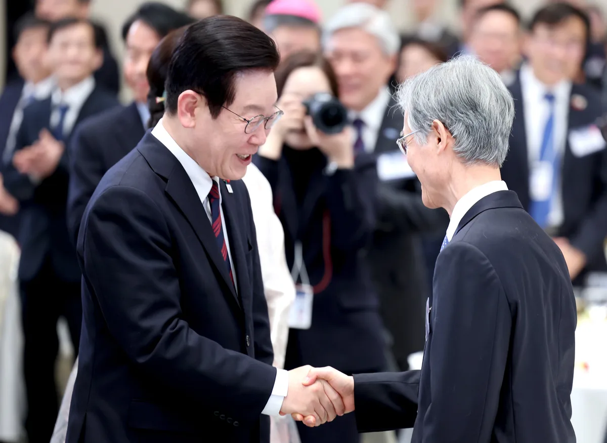 시장과 맞서고 사법부 때리면서 퍼주기로 지지율 올리나