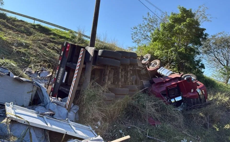 Caminhão carregado com couro tomba, capota em ribanceira e motorista sai ileso na BR-163