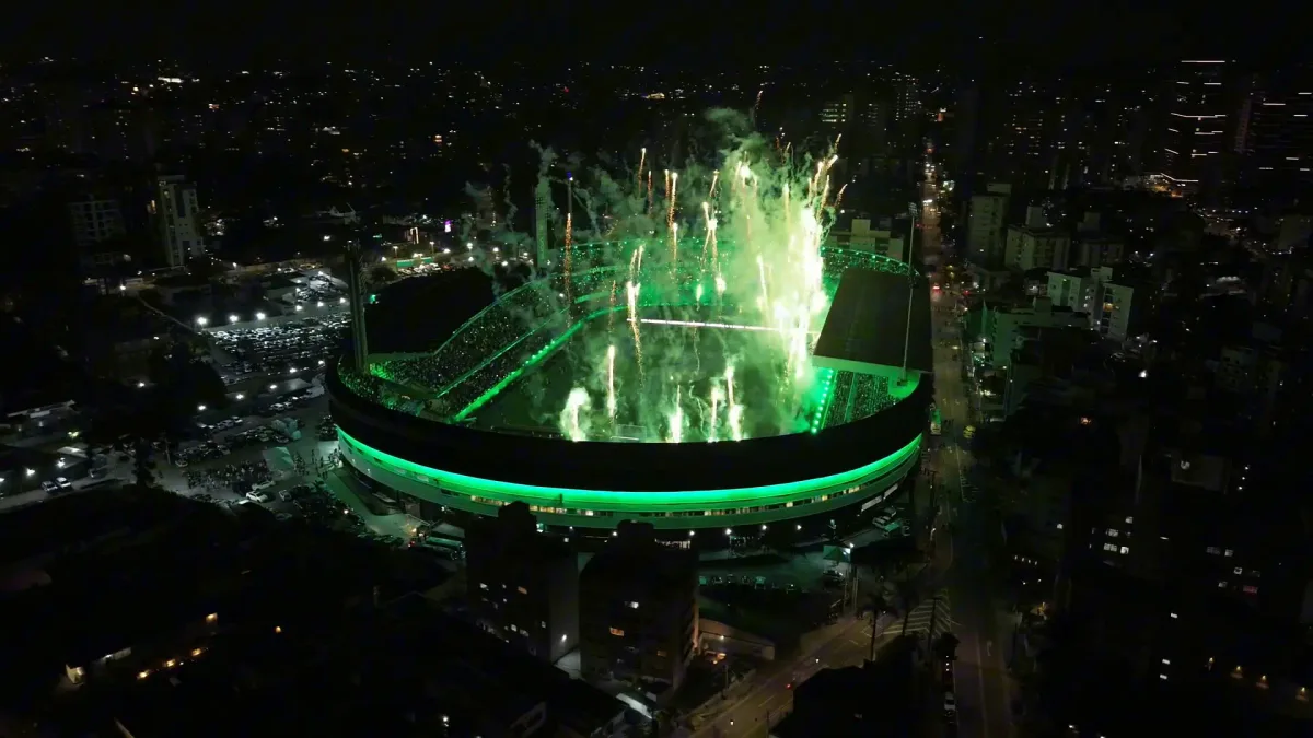 Green Hell da torcida do Coxa na vitória sobre o Corinthians; veja imagens de drone