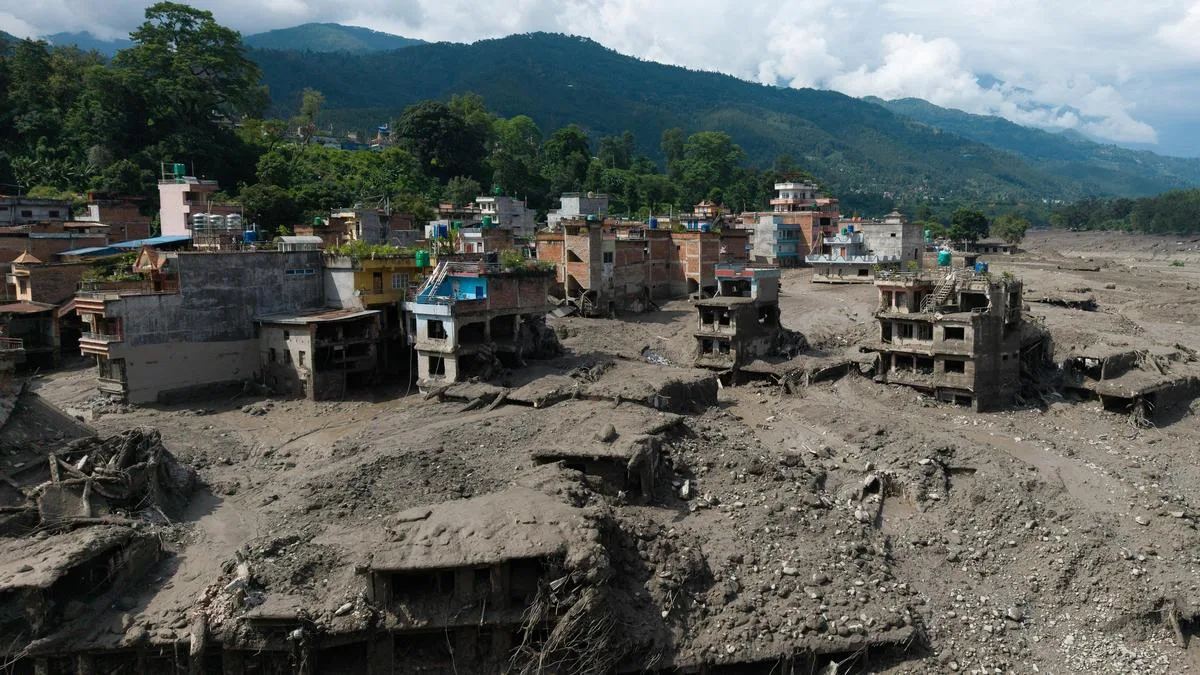 Ensure all necessary preparations, maintain vigilance in view of the severe flood in Nepal: U.P. CM to officials