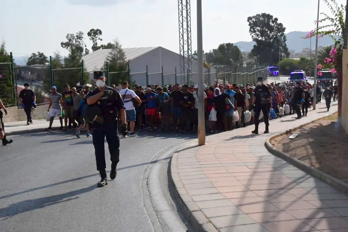 El gran desalojo de la playa de El Trampolín: “No es para ir a Marruecos, es una jaima buena”