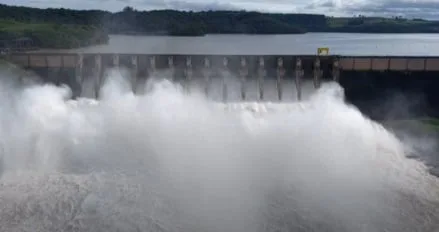 Com chuvas que não param, usina do Paraná registra maior vazão do ano; veja foto
