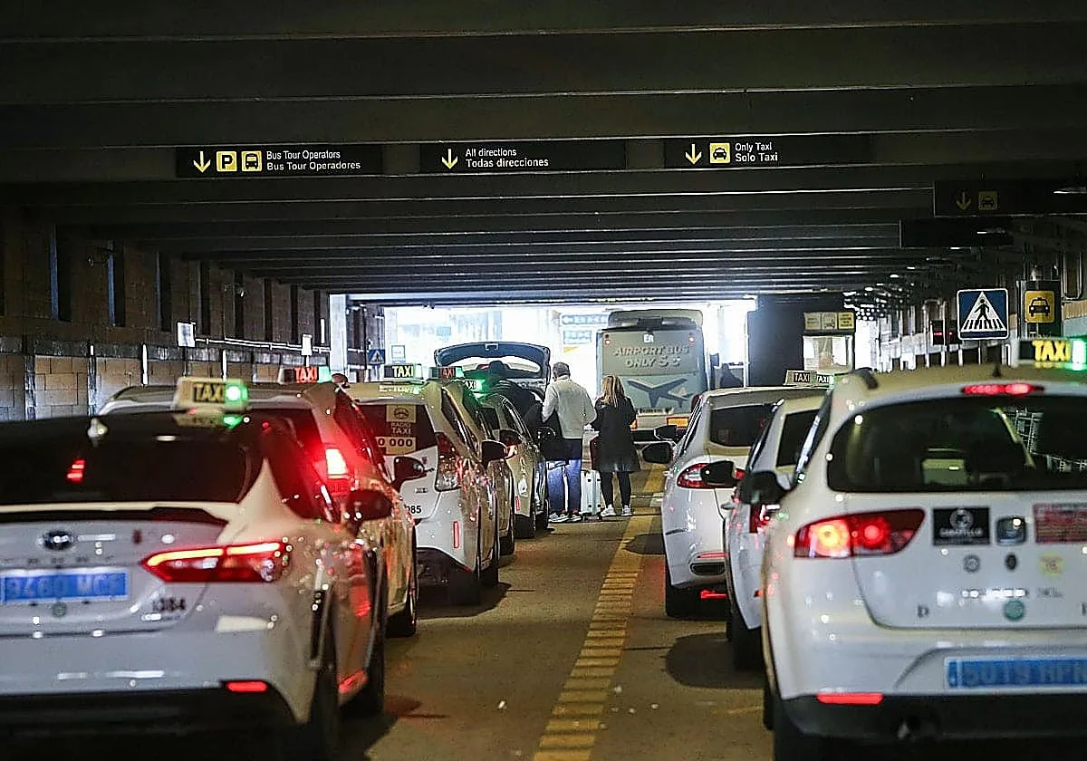 Sevilla es la gran metrópolis española con menos taxis y VTC
